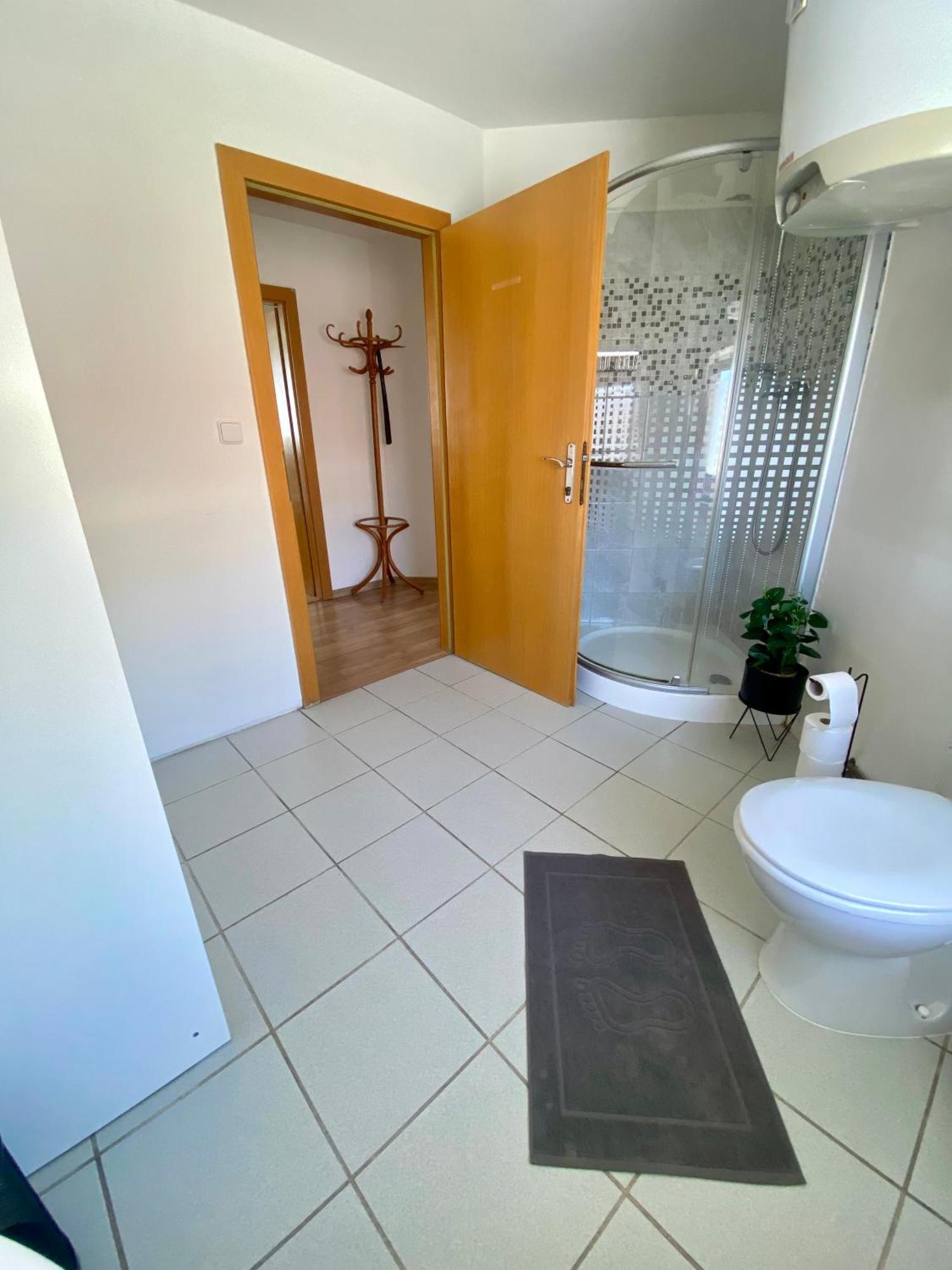 3-Bedroom Apartment In Rajhrad, With Kitchen, 2 Bathrooms, Parking Luaran gambar