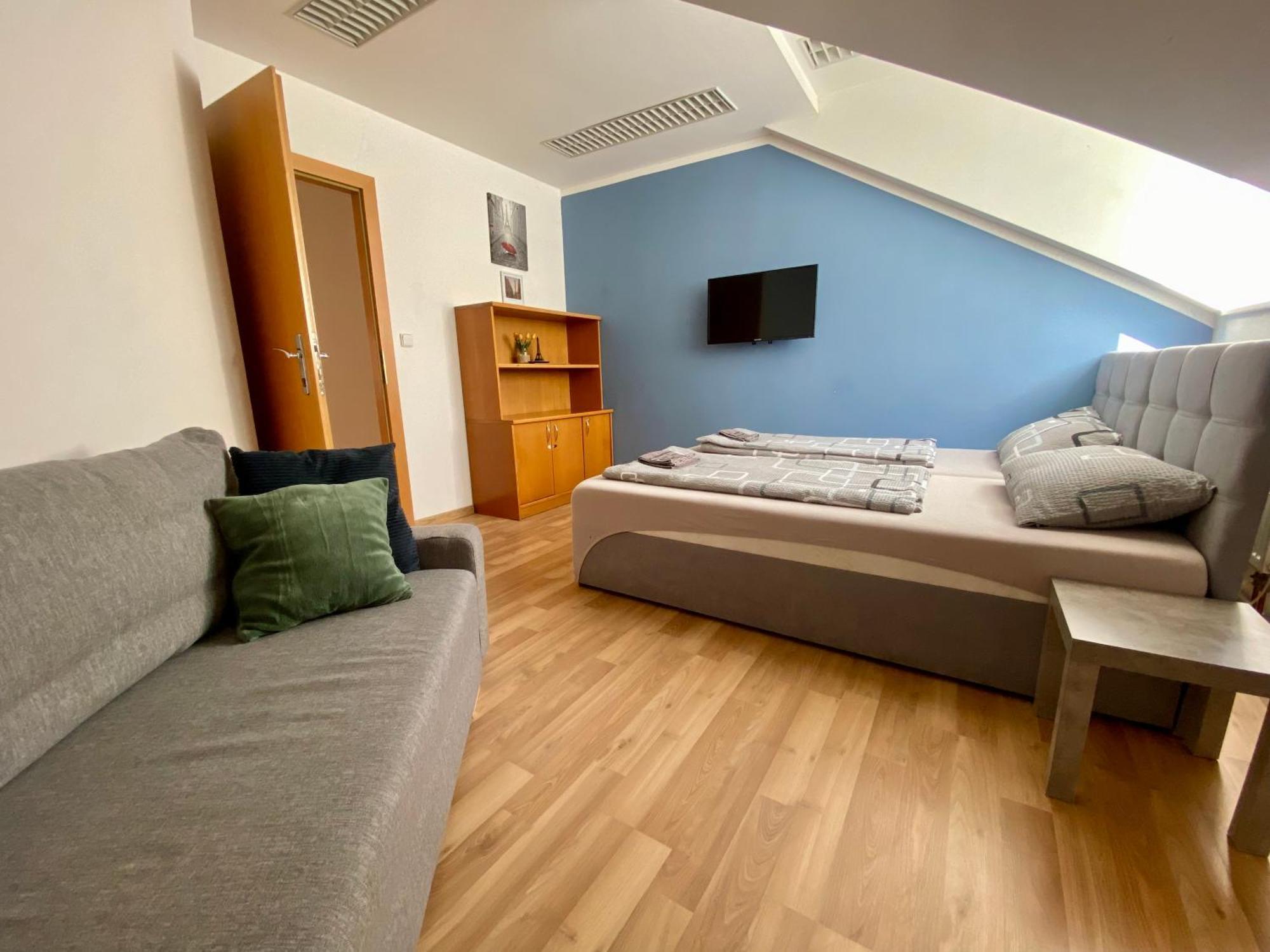 3-Bedroom Apartment In Rajhrad, With Kitchen, 2 Bathrooms, Parking Luaran gambar